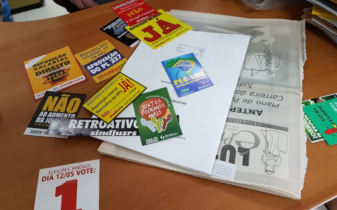 SERVIDOR DOA AO SINDJUS ACERVO COM PARTE DA HISTÓRIA DA ENTIDADE