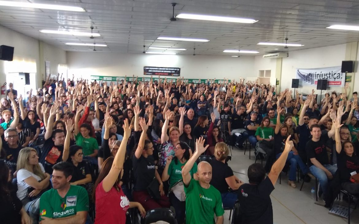 É greve! Em assembleia geral, categoria delibera pela continuidade do movimento