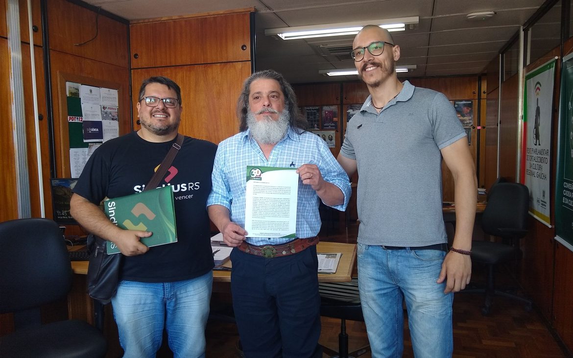 Sindjus entrega carta de agradecimento a deputados estaduais