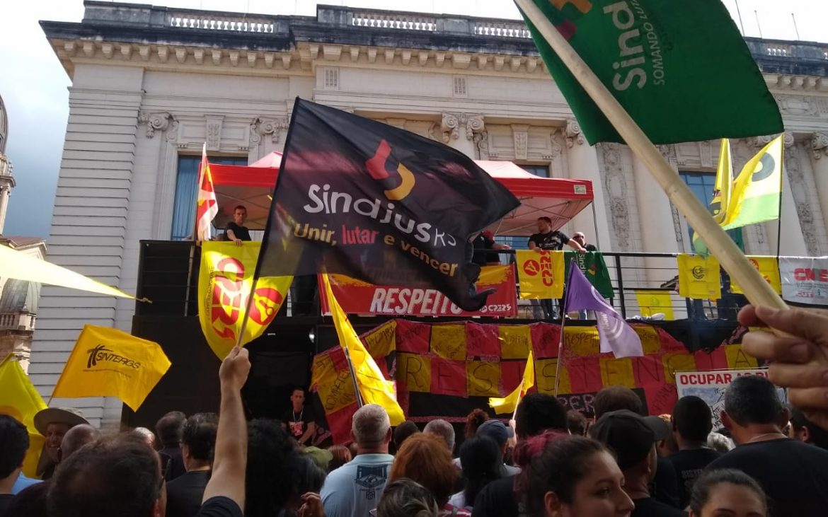 Em coletivo de entidades sindicais, Sindjus enfrenta planos de Leite para desmontar serviço público