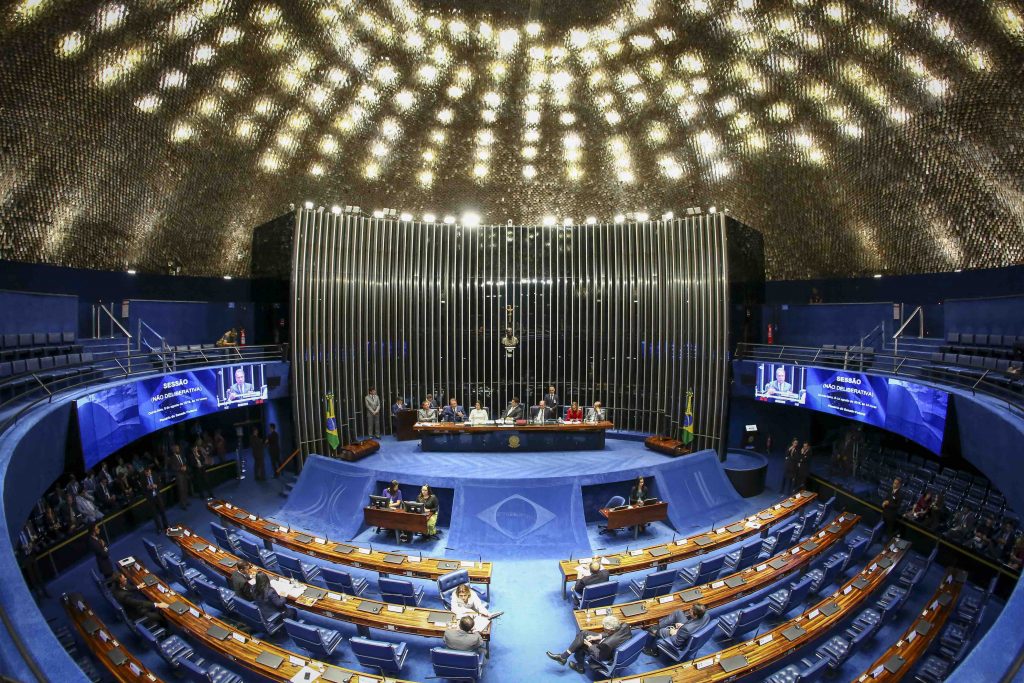 Senado confirma congelamento de salários para aprovar socorro a estados e municípios