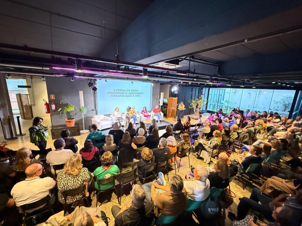 Abertura do 8º Encontro do NAP é marcada por homenagens a aposentadas e aposentados na luta